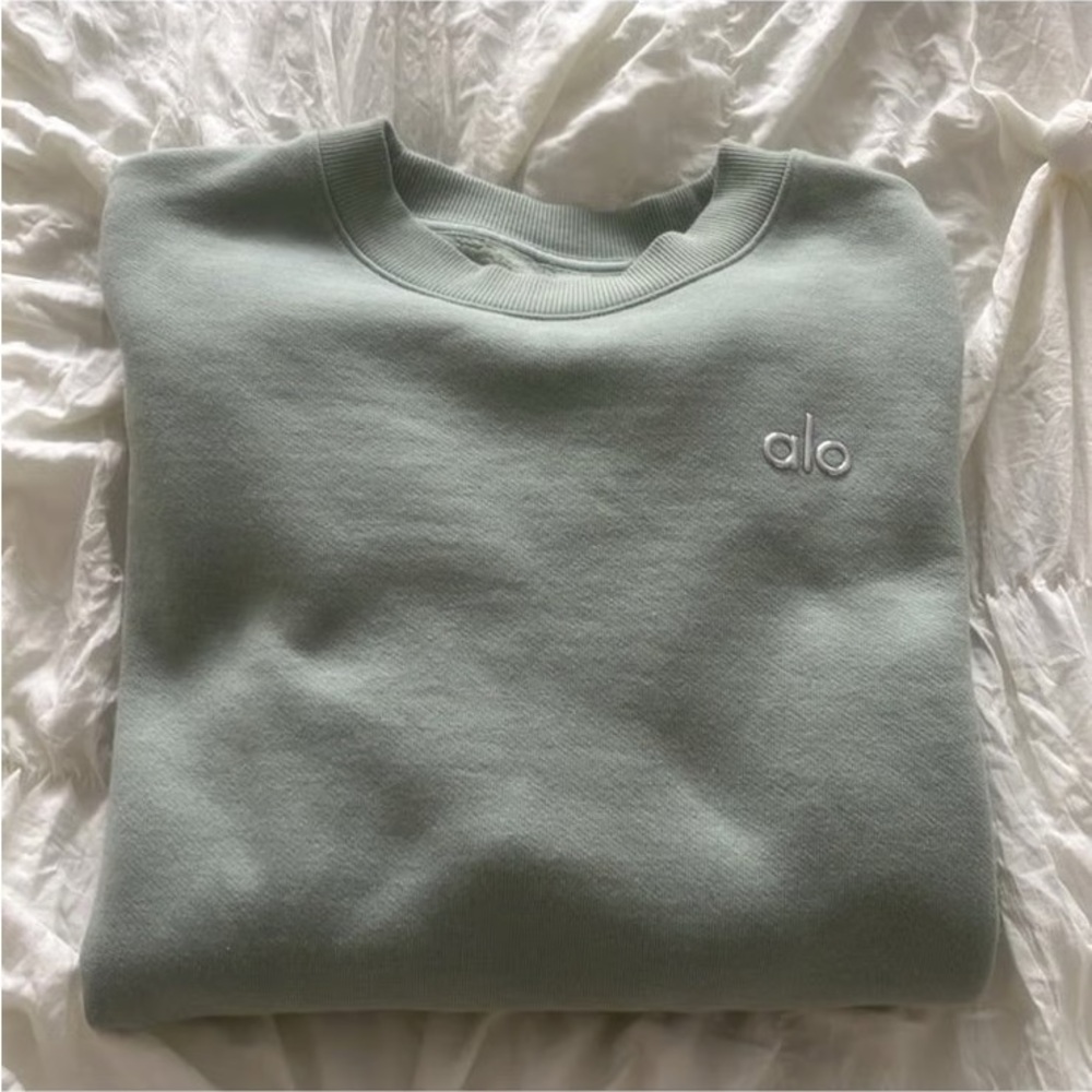 ALO Accolade Sweatshirt in Limestone